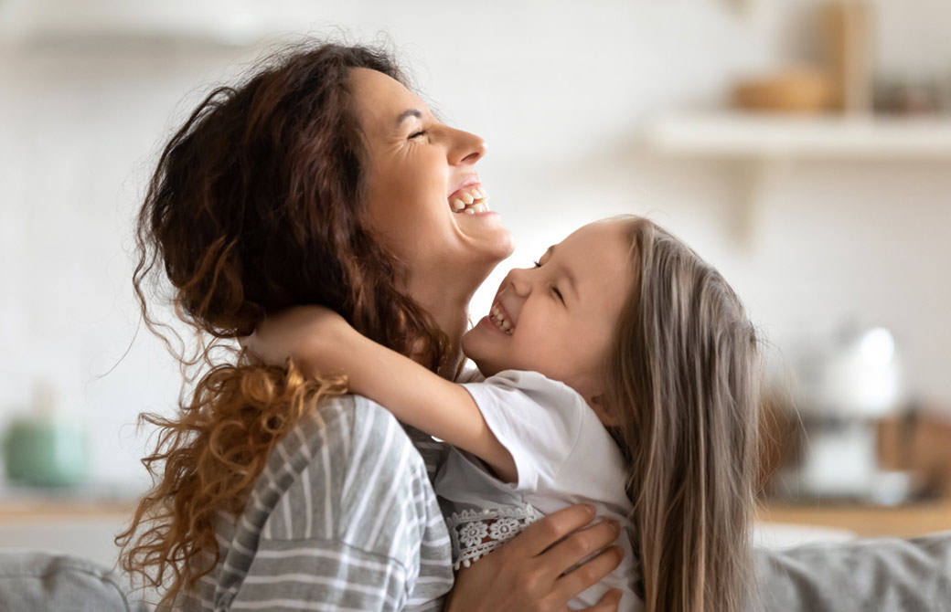 笑顔で抱き合う親子