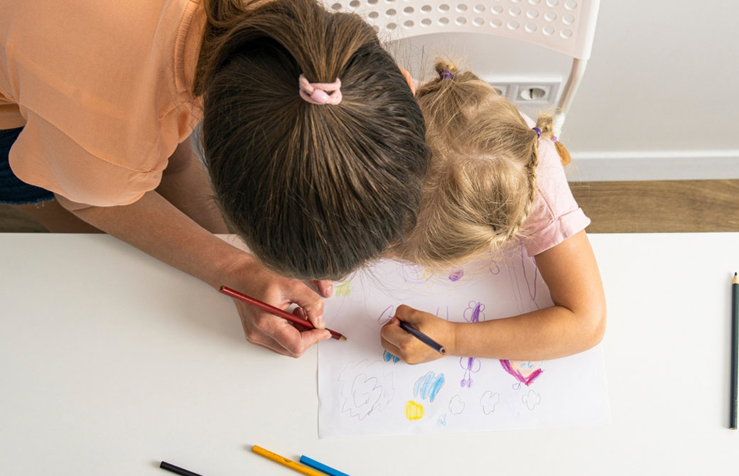 親子で一緒に塗り絵