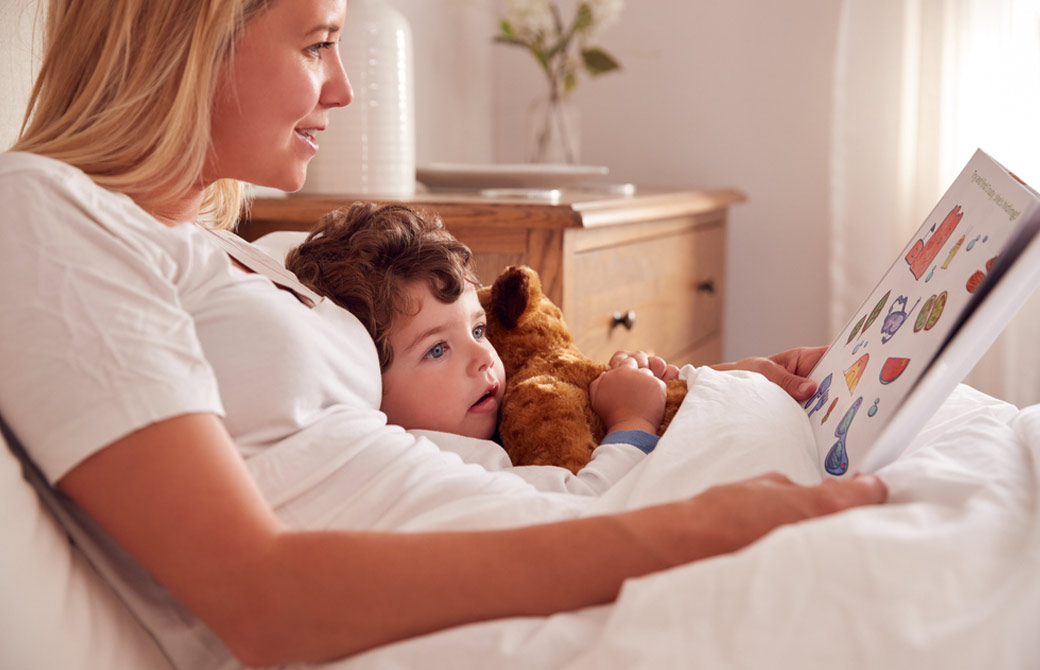 ベッドで絵本の読み聞かせ