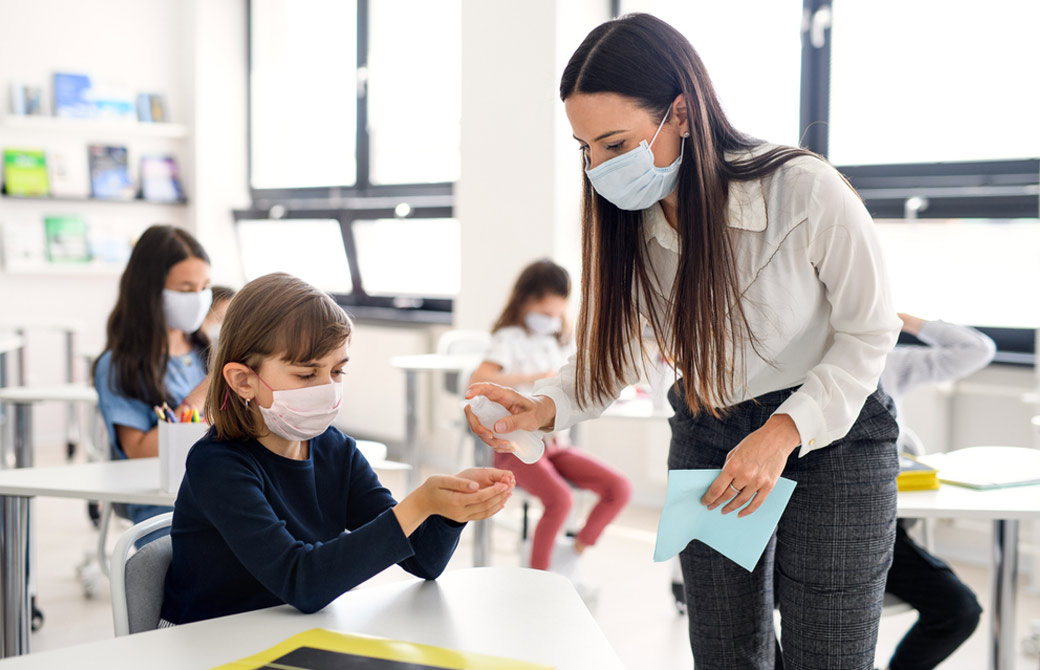 生徒に消毒する先生