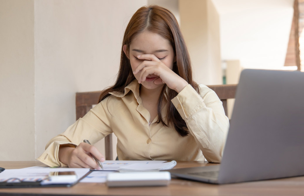 困難に直面している女性