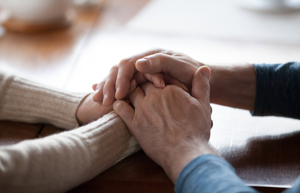 手を握っている