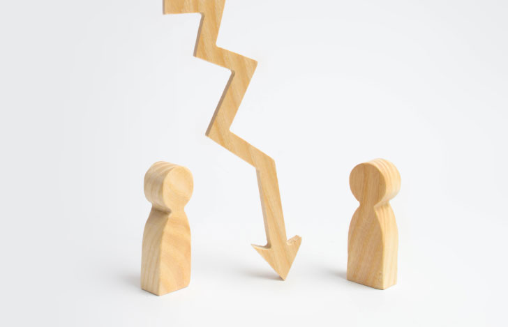 拗れた人間関係を表すように並べられた人形の木のミニチュア