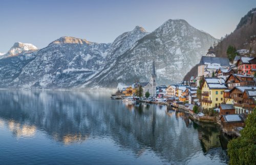 湖と山の冬景色