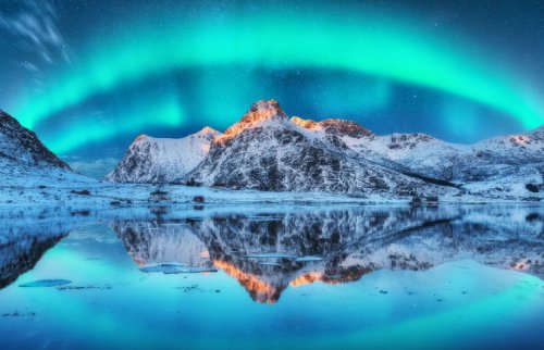 オーロラと冬の山