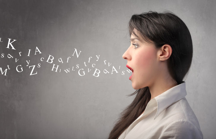 自分の口から出ていくアルファベットに視線を集める女性
