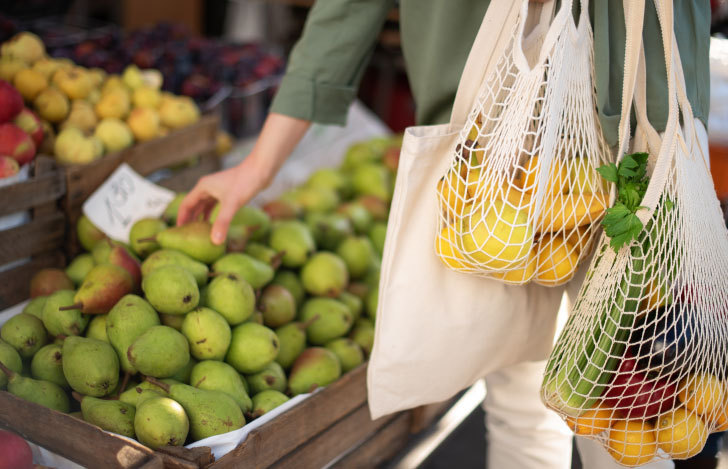 マイバッグ持参でフルーツを買う