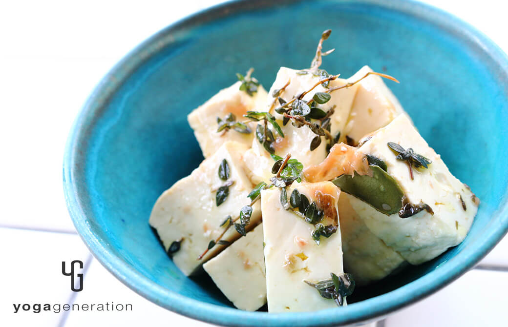 深めのお皿に盛り付けたお豆腐のピクルス