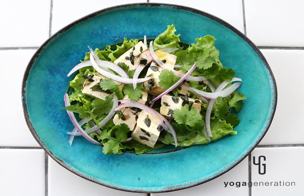 サラダに添えたお豆腐ピクルス