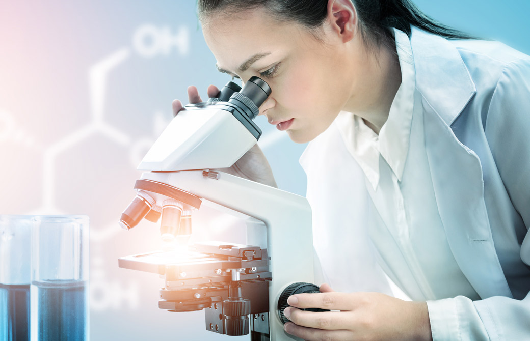 顕微鏡をのぞいている女性