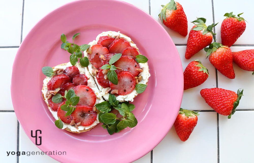 イチゴのスパイシー・バターソテーとクリームチーズのオープンサンド