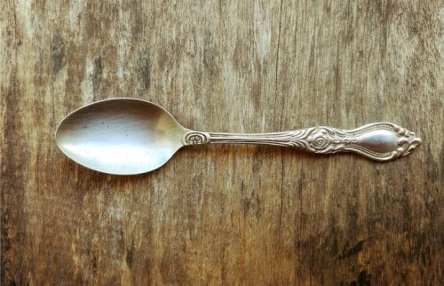 テーブルの上に置かれた1本の美しいスプーン