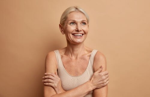 笑顔の女性が腕を抱えている