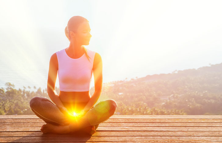 山々の景色を背景に安楽座で座る女性