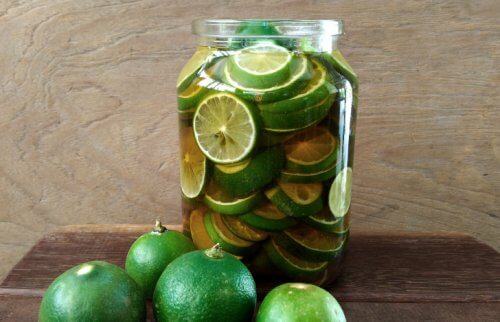ライムがたくさん入った大きなガラス瓶