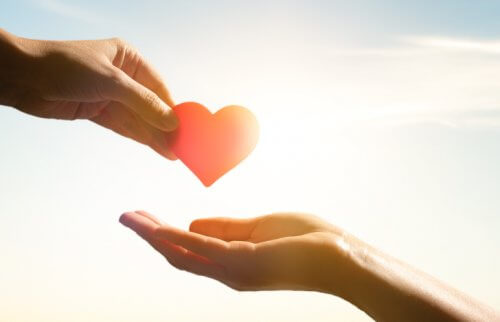 ハートが手から手へ渡される写真