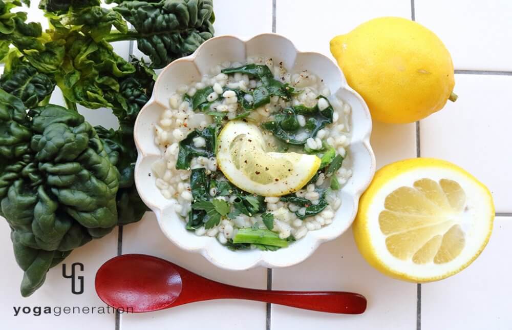 ホウレン草とモチ麦のガーリックレモン粥