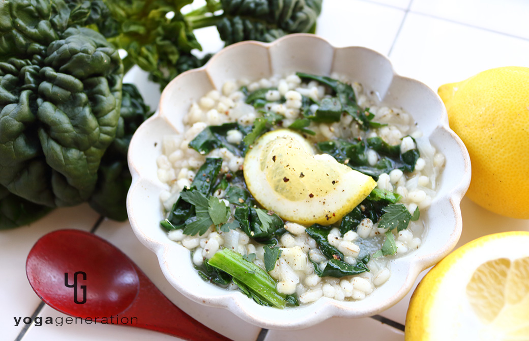 白い器に盛り付けたホウレン草とモチ麦のガーリックレモン粥