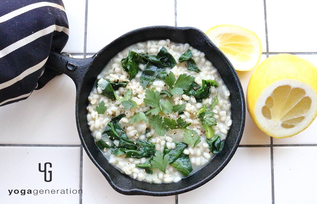 スキレットで作ったホウレン草とモチ麦のガーリックレモン粥