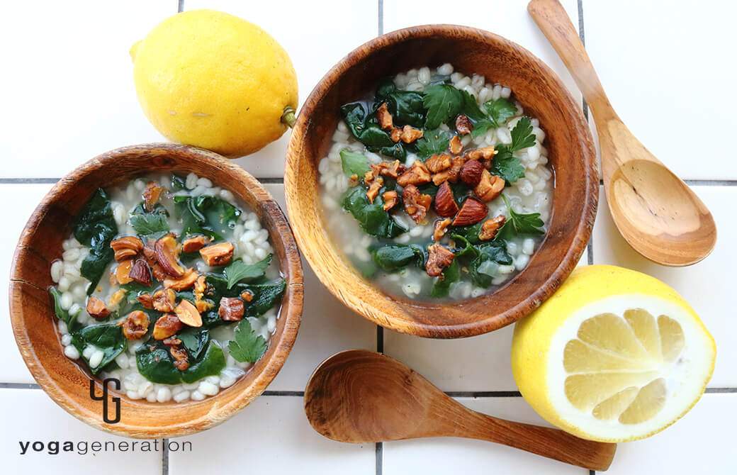 スパイシーナッツで楽しむ!ホウレン草とモチ麦のガーリックレモン粥