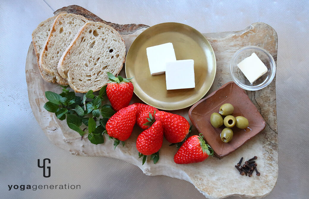 材料のイチゴやクローブ、オリーブなど