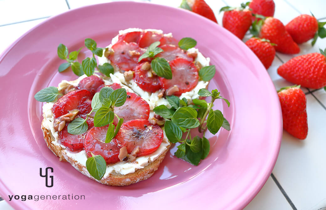 ピンクのお皿に盛り付けたイチゴのスパイシー・バターソテーとクリームチーズのオープンサンド