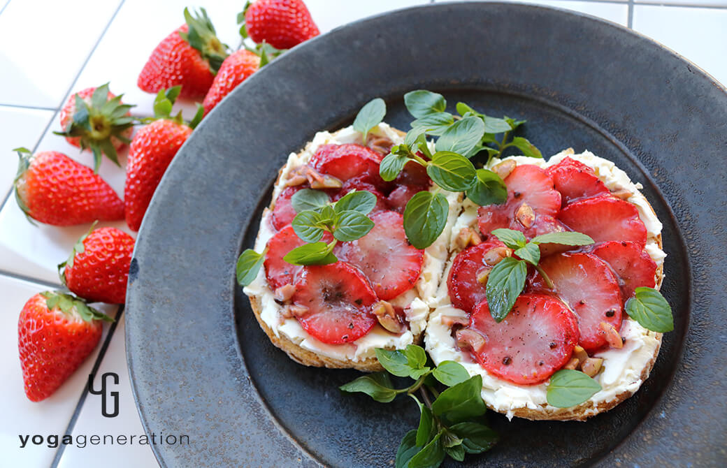 黒いお皿に盛り付けたイチゴのスパイシー・バターソテーとクリームチーズのオープンサンド