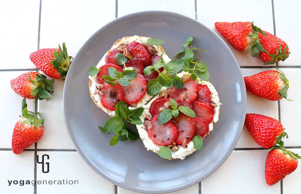 グレーのお皿に盛り付けたイチゴのスパイシー・バターソテーとクリームチーズのオープンサンド