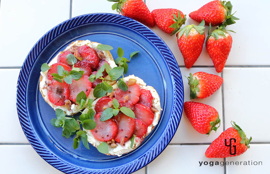 群青のお皿に盛り付けたイチゴのスパイシー・バターソテーとクリームチーズのオープンサンド