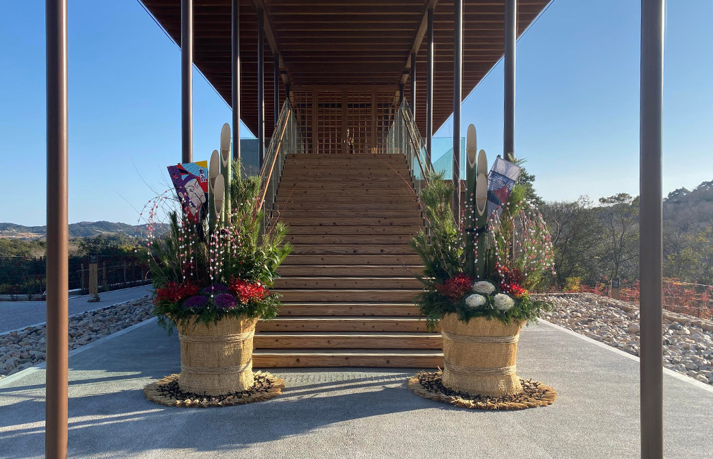 禅房靖寧の玄関。門松が出迎えてくれます。