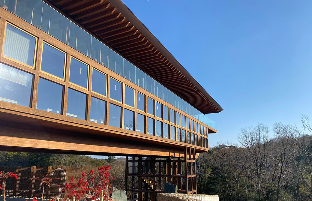 大自然の中に聳え立つ禅房靖寧