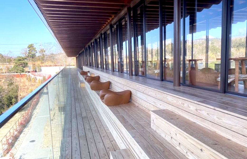 外には瞑想チェアが。暖かくなったらここで瞑想も楽しめますね。