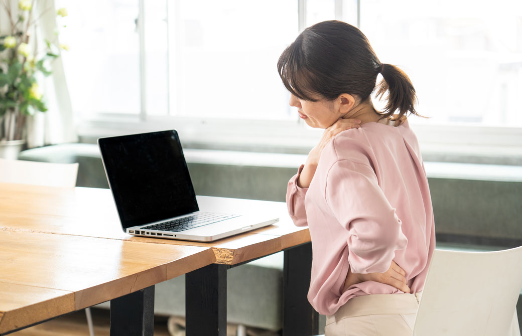 スマホやPCの使用により姿勢悪くなる