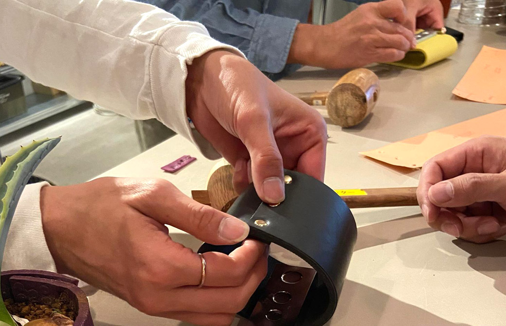 ヨガマットを丸めて釘を打っている