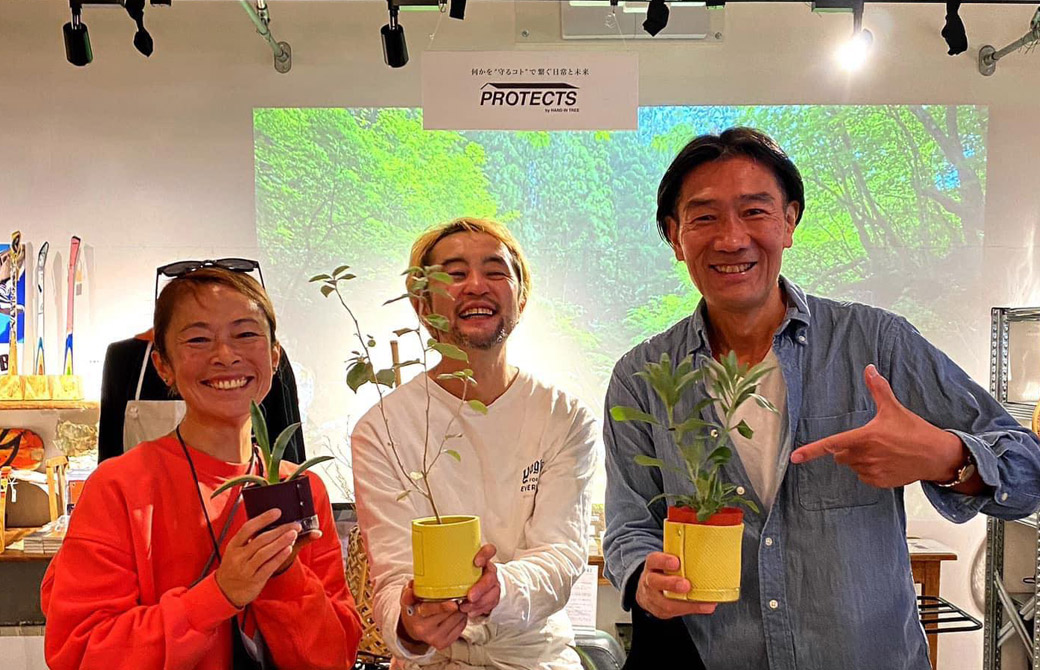 Maiko先生、Miyaさん、生徒さんで植木鉢を持って笑顔