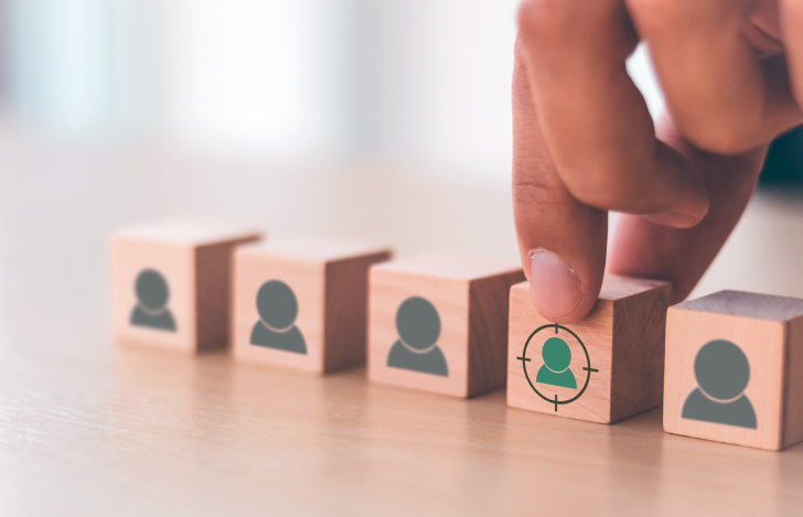 人の絵が描いてある木のブロックに