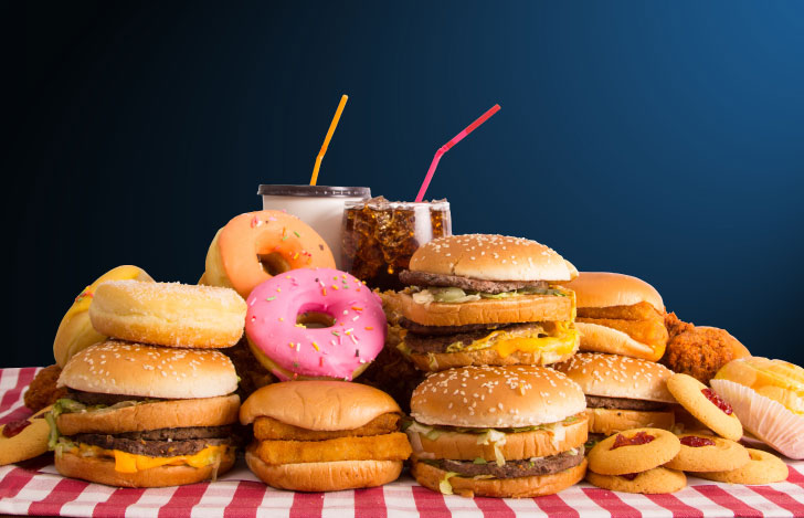 ハンバーガーやドーナツやソーダなどのジャンクフード