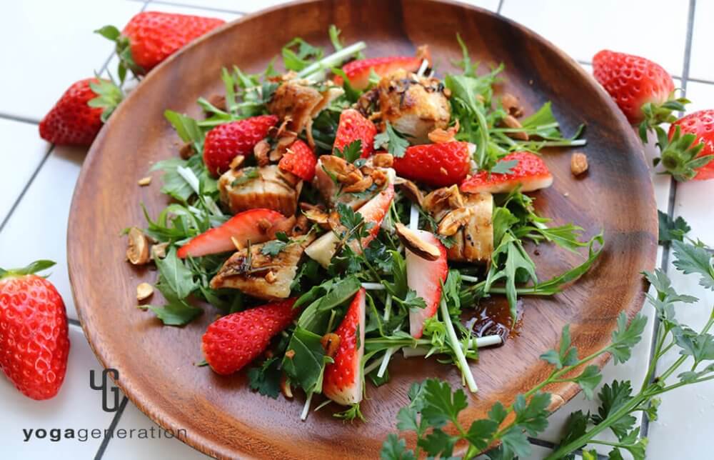 イチゴとチキンのバルサミコ・サラダ