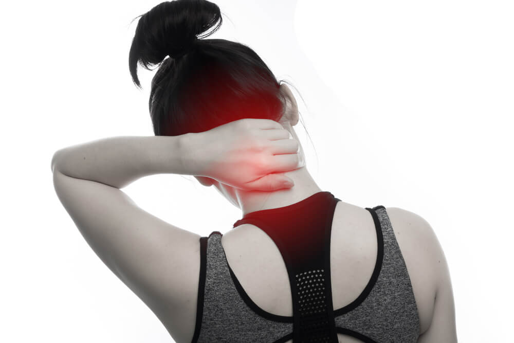 ヨガで無理をして首を痛めた女性