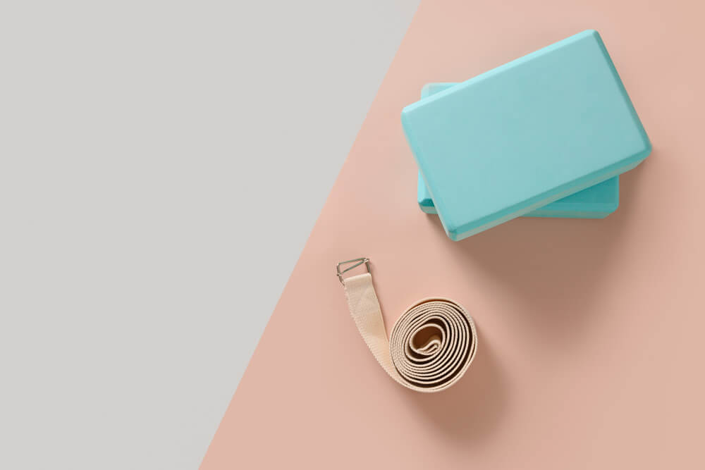 ヨガで怪我をしないためにグッズを使う