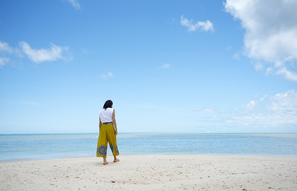 アーユルヴェーダ講師福田真理先生が海辺を歩いている後ろ姿