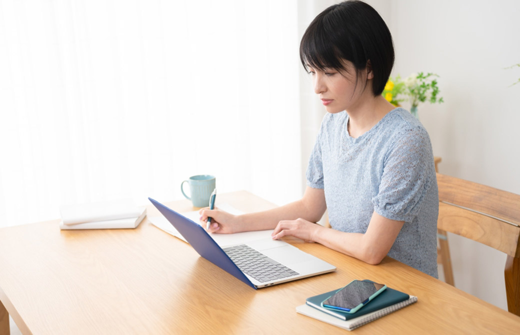 パソコンで勉強している女性