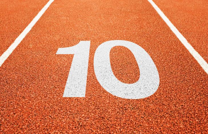 陸上トラックのレーンに書かれた数字の10