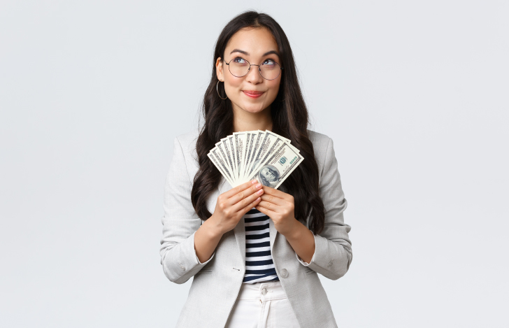 お金を持った女性