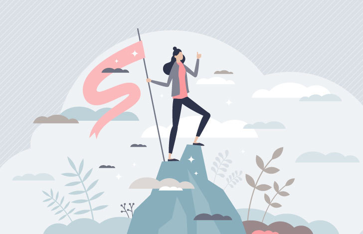 女性が山の山頂にいる