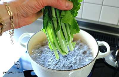 菜の花茹で始め