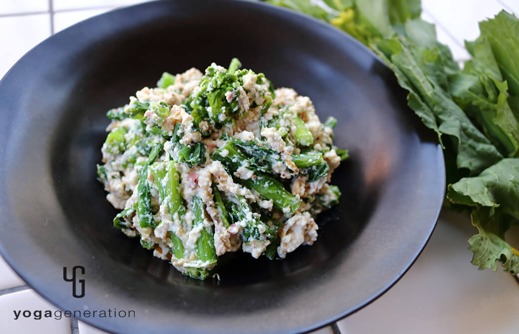 黒いお皿に盛り付けた菜の花の桜白和え
