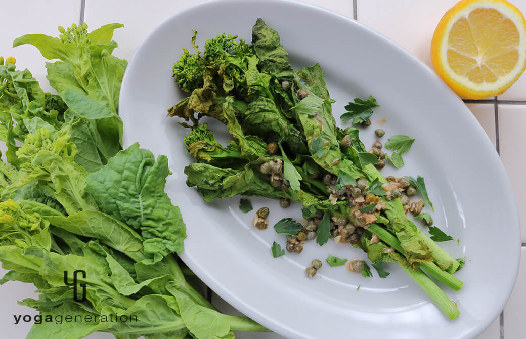 白い器に盛り付けた菜の花のグリル、アンチョビレモンソース