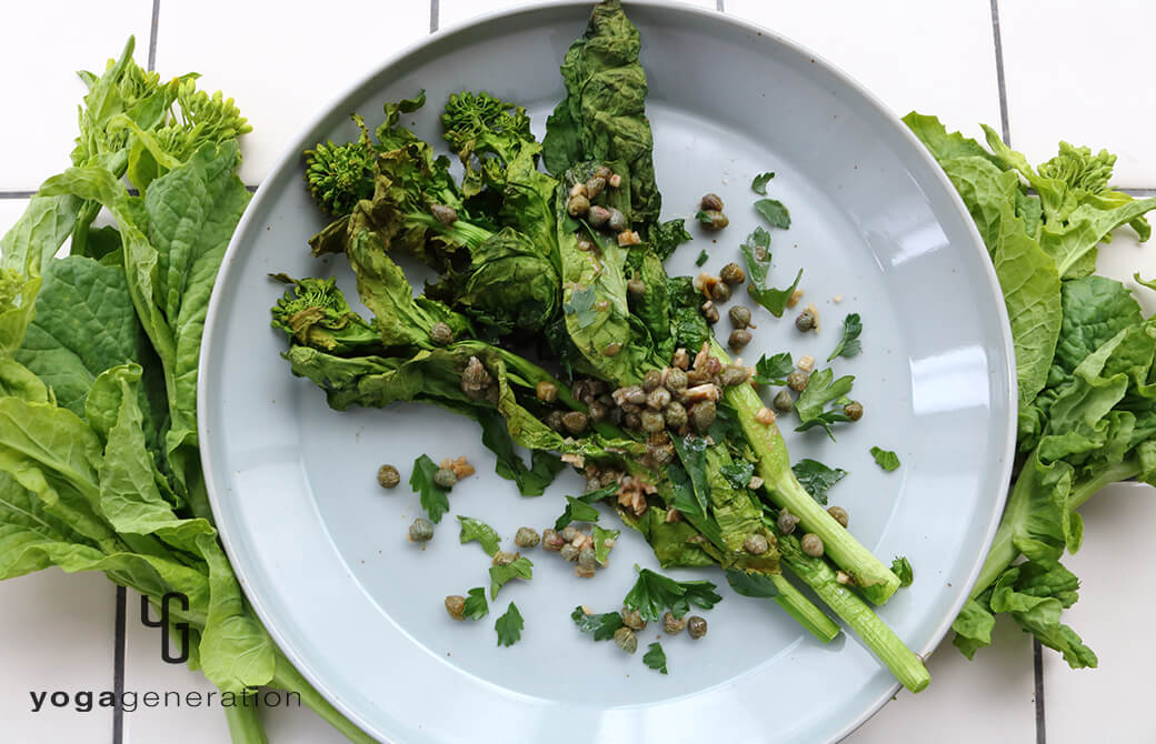 青みのあるグレーの器に盛り付けた菜の花のグリル、アンチョビレモンソース