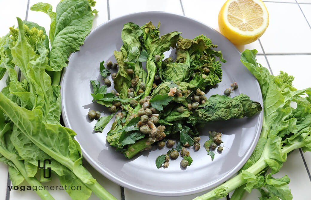 赤みのあるグレーの器に盛り付けた菜の花のグリル、アンチョビレモンソース